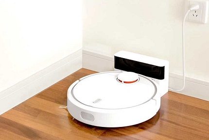 Il est conseillé de choisir un aspirateur avec une batterie lithium-ion L'aspirateur robot est en charge