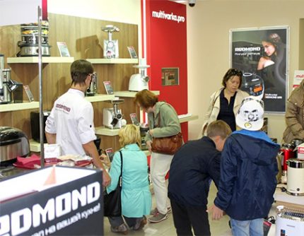 Choosing a Redmond Model in a Shopping Center Redmond Service Center