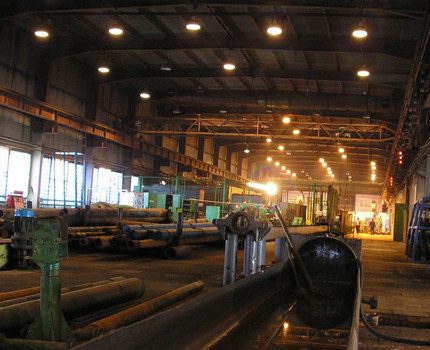 In workshops, the color rendering level is not as important as at home. Industrial lighting with mercury lamps