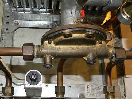 Eine weitere Schraube muss gelöst werden Zahnradhalteschraube