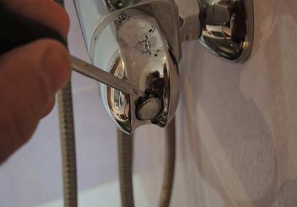 Lors du remplacement d'une cartouche, fermez l'alimentation en eau de la maison / de l'appartement Remplacement de la cartouche