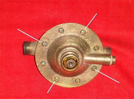 Nach dem Austausch der Membran wird das Getriebe wieder zusammengebaut. Getriebeschrauben festziehen