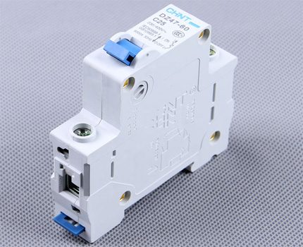 Ein solcher Schalter ist mit einem FI gekoppelt Haushaltsleistungsschalter