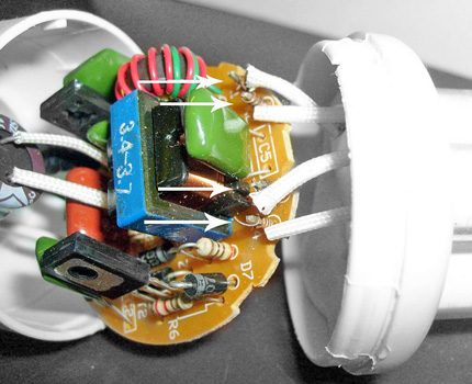 S'étouffer dans une ampoule fluorescente compacte Ampoule fluorescente compacte