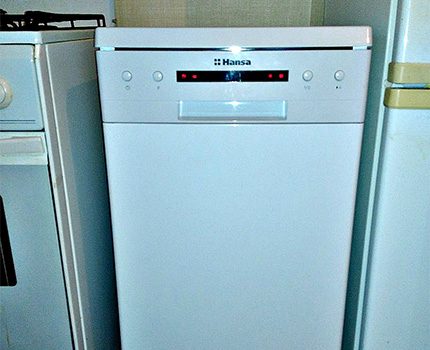 Geschirrspüler der Marke Hansa im Laden Geschirrspüler im Inneren der Küche