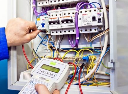 Die RCD-Einrichtung muss von einem Fachmann durchgeführt werden Leckstrommessung