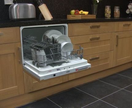 Kompakte eingebaute Spülmaschine