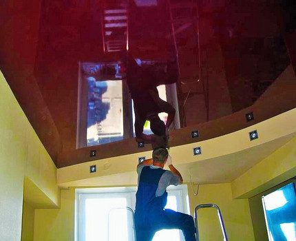 Installation de lampes dans les plafonds suspendus