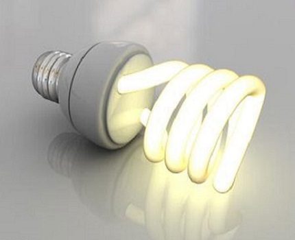 Les ampoules fluorescentes sont utilisées pour éclairer les vitrines réfrigérées. Lampe fluorescente