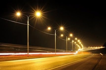Highway lighting with sodium lamps