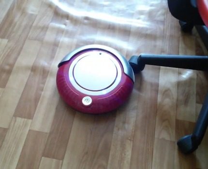 A unit with a cabinet height of 10 cm gets stuck under low furniture Floor cleaning