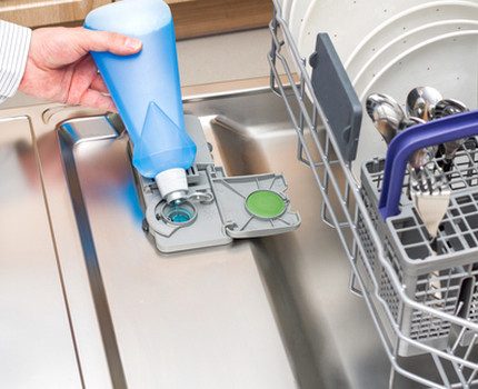 Liquide de rinçage dans le réservoir Liquide de rinçage dans le réservoir