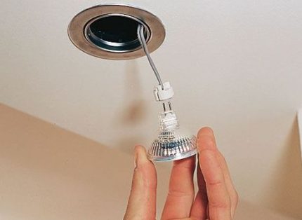 Lampe à incandescence de faible puissance et porte-broches Installation Spotlight