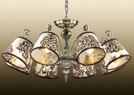 Lustre avec ampoules montées sur tubes métalliques Lustre sur la chaîne