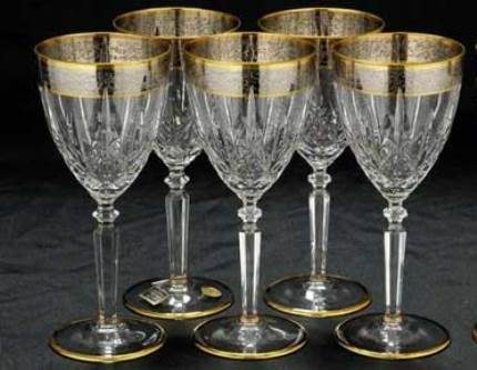 Kristallgläser in der Spülmaschine waschen