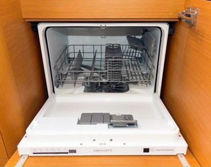 Lave-vaisselle sous l'évier