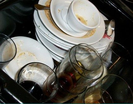 Após a imersão, a louça é perfeitamente lavada Pré-imersão de pratos sujos