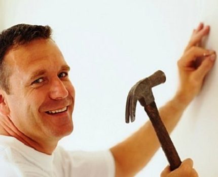 Enfoncer un clou dans un mur