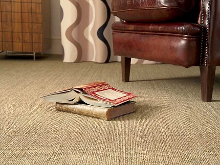 Tapete limpo com um aspirador de pó robótico Disponível para limpeza de superfícies