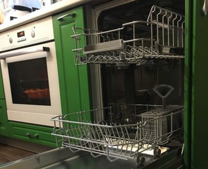 Cestas para carregar pratos em uma máquina de lavar louça Siemens A estrutura interna da máquina de lavar louça