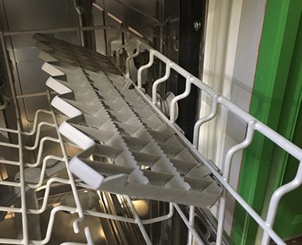 Dispositivo para colocar aparelhos na tremonha de uma máquina de lavar louça Siemens Siemens SR64E002RU Prateleira para facas