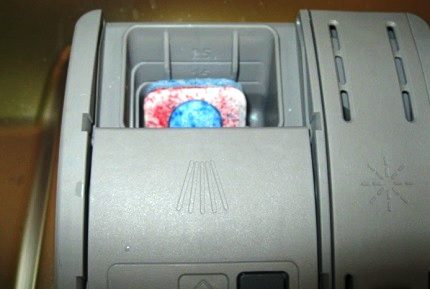 Chargement des comprimés dans le lave-vaisselle