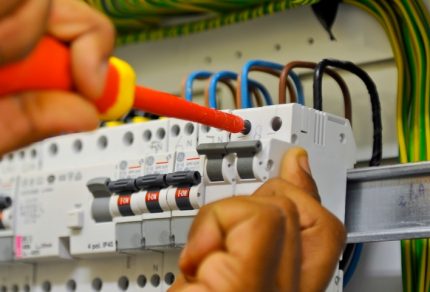 Vor der Installation muss das Gerät angepasst werden Installation und Konfiguration von Geräten