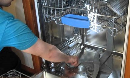 L'emplacement du culbuteur inférieur dans le PMM Bosch L'emplacement du culbuteur inférieur dans le PMM Bosch