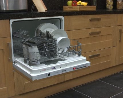 Le lave-vaisselle compact prend un minimum d'espace Modèle compact intégré