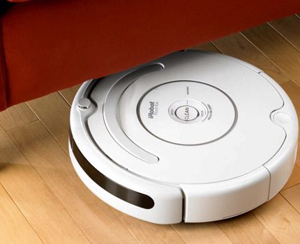 Le robot grimpera facilement sous une chaise ou un canapé Petite aide nettoie sous les meubles