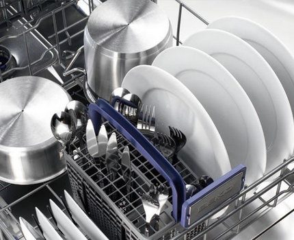 Besteck in einem speziellen Behälter