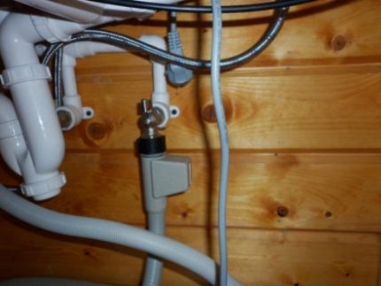 Branchez le lave-vaisselle à l'égout