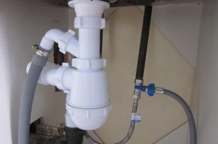 Un drain de lave-vaisselle est connecté à un siphon avec un adaptateur d'angle Fixation du tuyau du lave-vaisselle au siphon