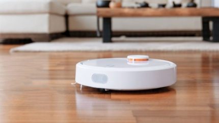 Beyaz robot elektrikli süpürge