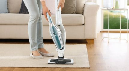 Passer l'aspirateur sur la pile Aspirateur vertical amovible