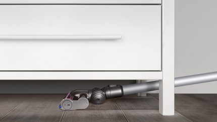 Alçak dolabın altındaki zeminin temizlenmesi Ulaşılması zor alan temizliği