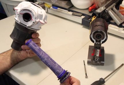 Filtrenin elektrikli süpürge gövdesinden çıkarılması İnce filtre