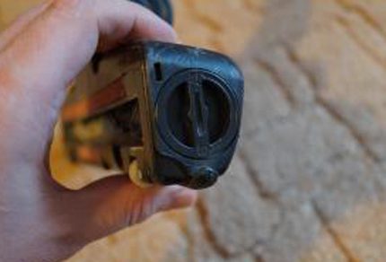 Channel for access to the internal mechanisms of the turbo brush