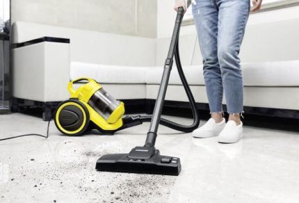 Nettoyage fiable par Karcher VC 3 Aspirateur Karcher au travail