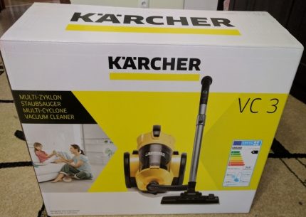 L'aspirateur est solidement emballé dans une boîte du fabricant Emballage pour aspirateur Karcher VC3