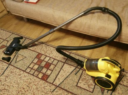 Les grandes roues offrent une facilité de mouvement Nettoyant pour tapis