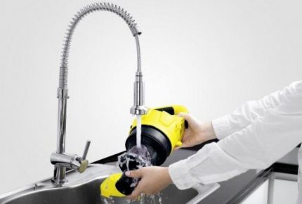 Le filtre cyclone peut être lavé sous le robinet Rincer le filtre cyclone à l'eau