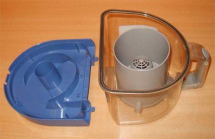 The plastic dust bag of this vacuum cleaner Waste bin with cyclone