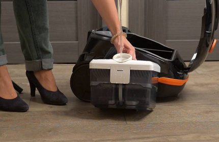 Retrait d'un bac à poussière pour installer un conteneur sous l'eau Aspirateur dépoussiéreur