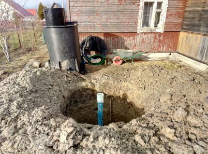 Arrangement of a caisson on a house plot Well device