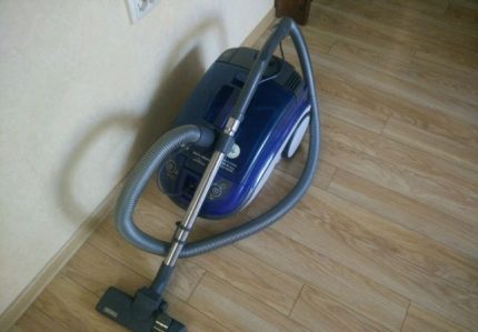 Des rayures peuvent apparaître sur la surface du châssis pendant l'utilisation. Endommagement du boîtier en plastique