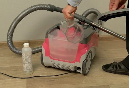 Ajouter de l'eau propre dans le récipient Remplir le réservoir avec de l'eau propre