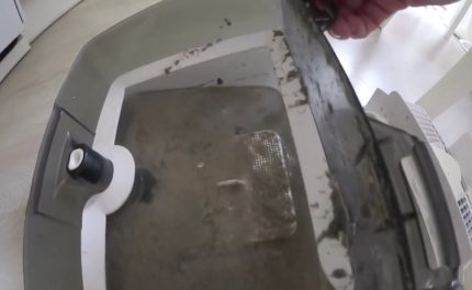 Dirty aqua-box after cleaning Dirty dust collector after cleaning