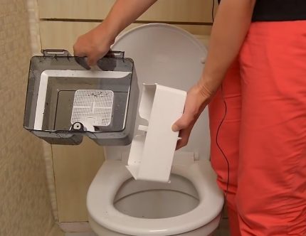 Quickly clean the plastic waste bin Cleaning the plastic container