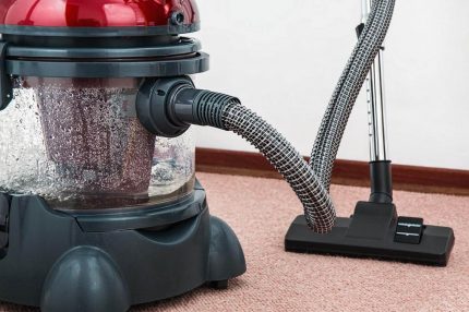 Vacuum cleaner with aquafilter